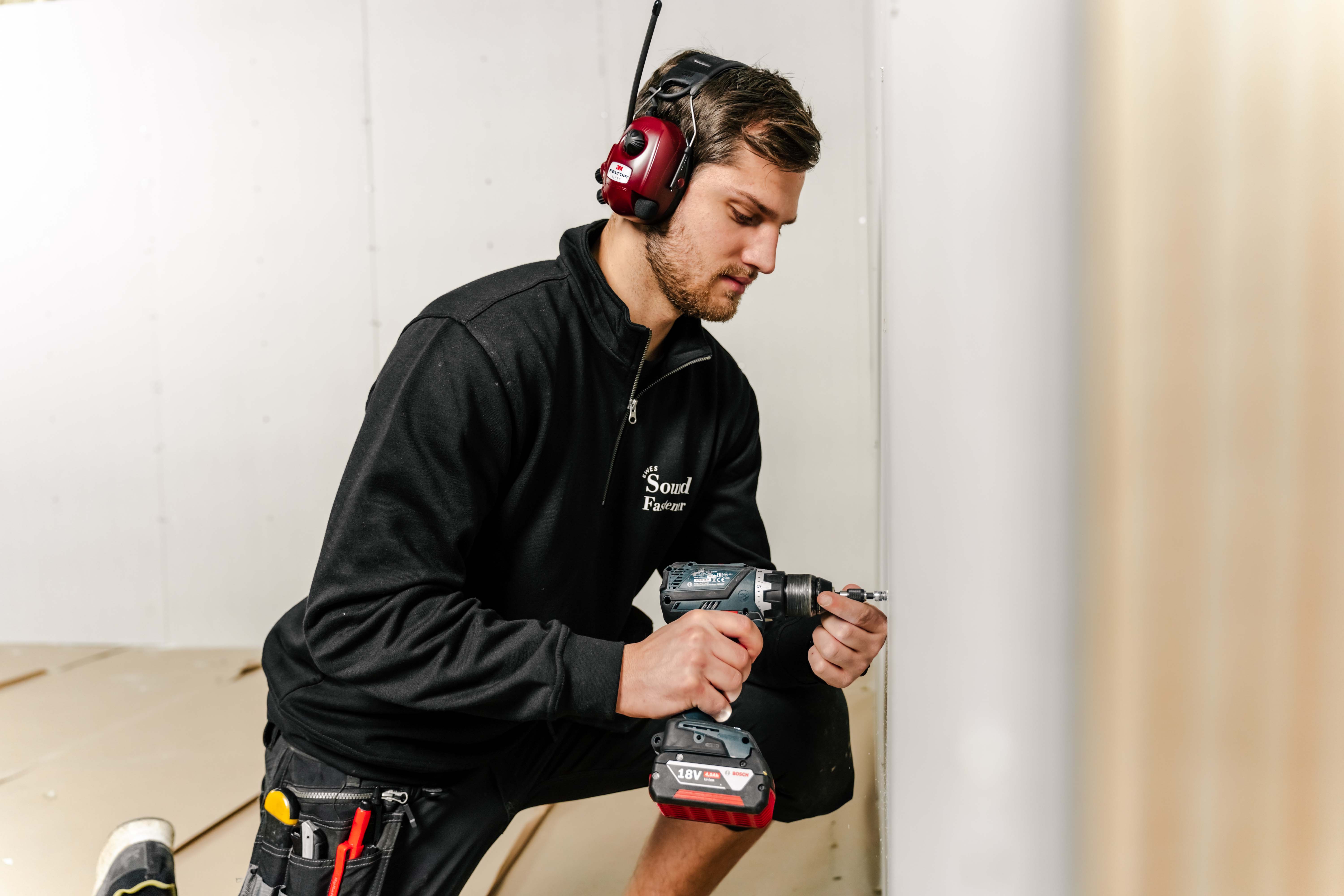 snickare som använder Sound Fastener